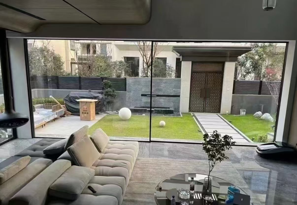 ABTE panoramic aluminum sliding door opening to a luxury villa garden